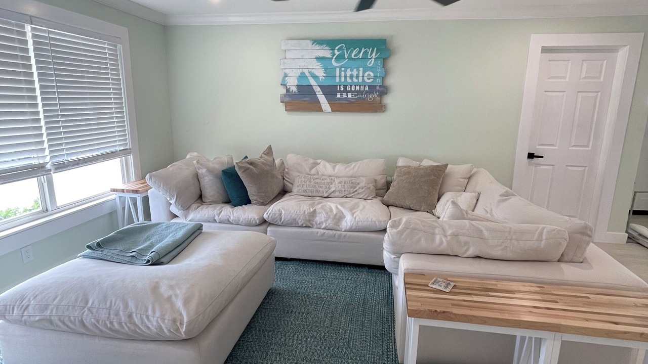 Photo of Livingroom in Mid Island