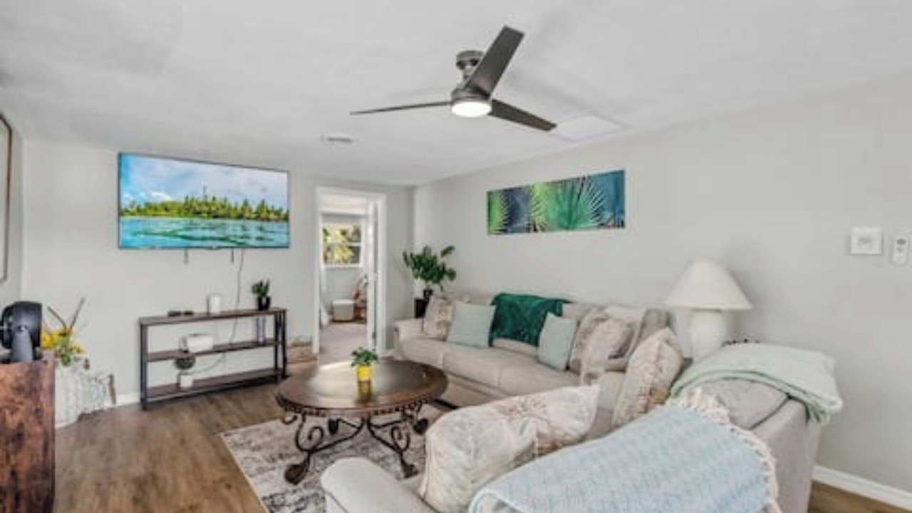 Photo of Livingroom in Englewood East