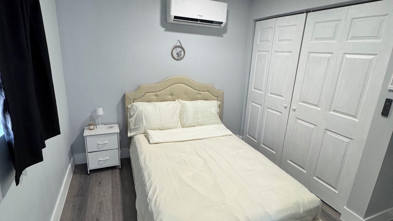 Photo of Bedroom in Town N County Park