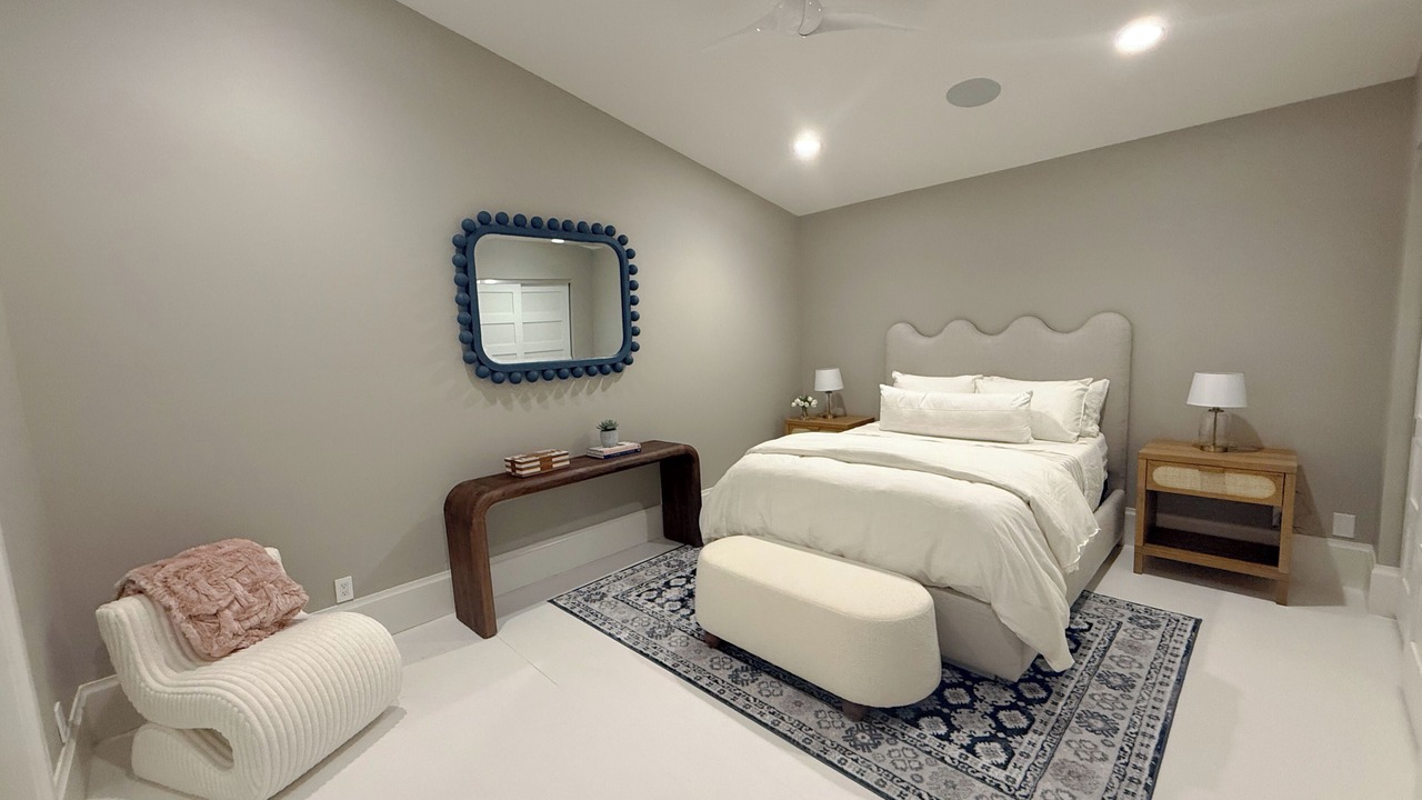 Photo of Bedroom in Aqualane Shores