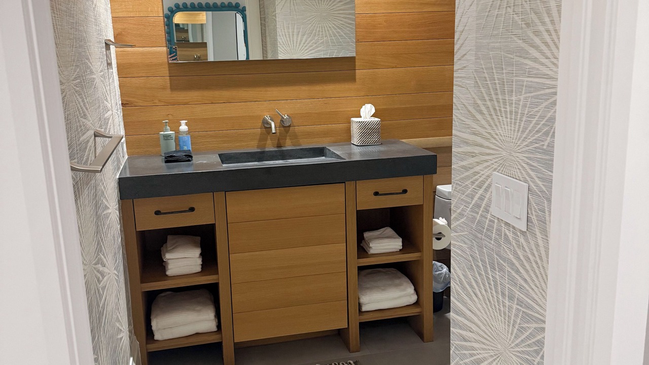 Photo of Bathroom in Aqualane Shores
