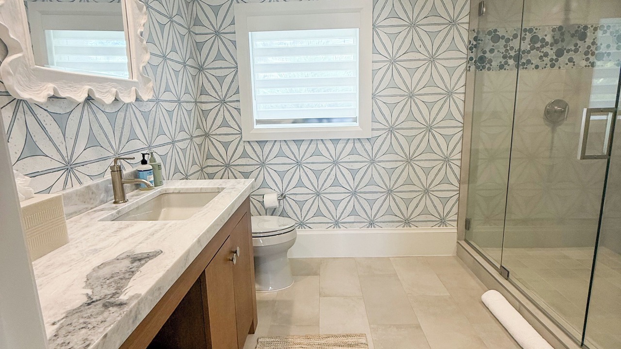 Photo of Bathroom in Aqualane Shores