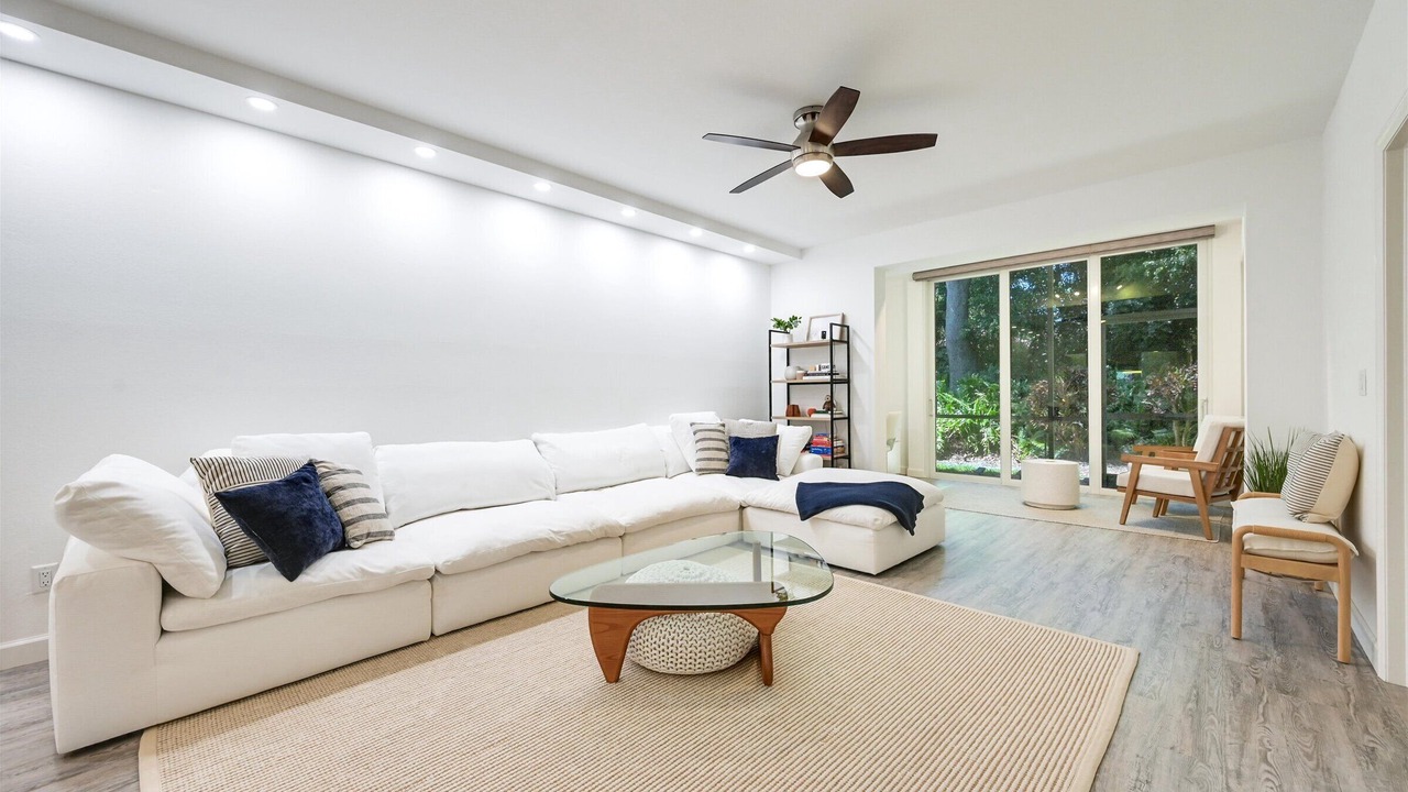 Photo of Livingroom in Pelican Bay