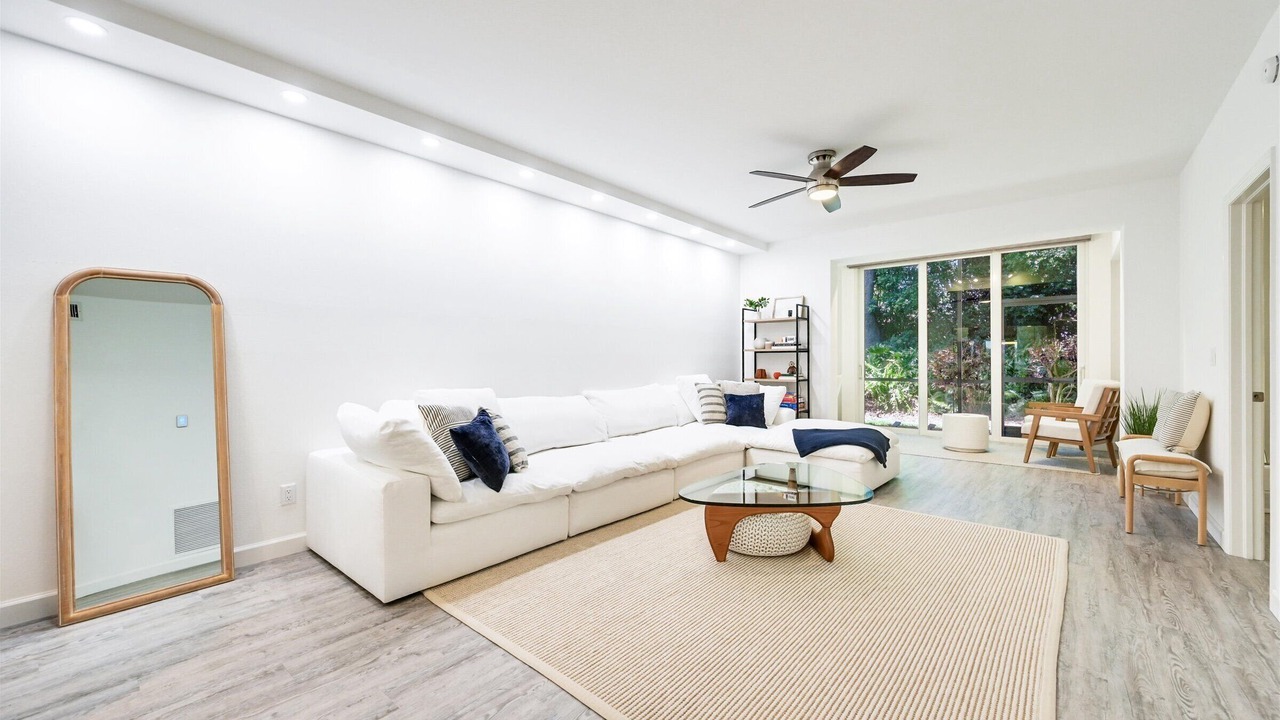 Photo of Livingroom in Pelican Bay