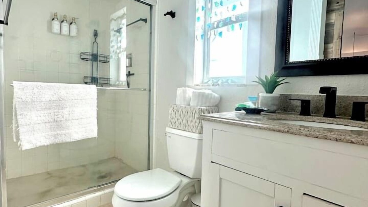 Photo of Bathroom in Caloosahatchee