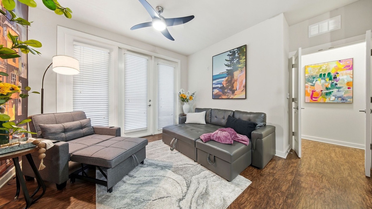 Photo of Livingroom in Courier City - Oscawana