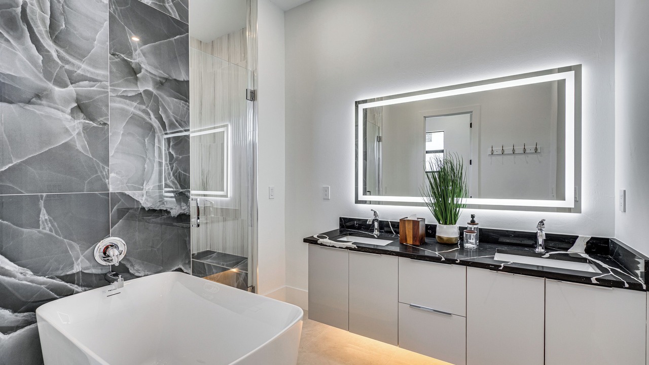 Photo of Bathroom in Caloosahatchee
