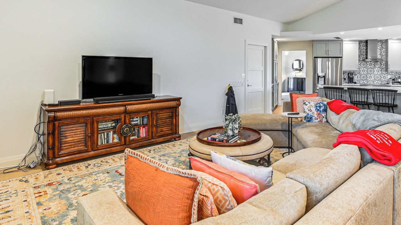 Photo of Livingroom in Imperial Golf Estates