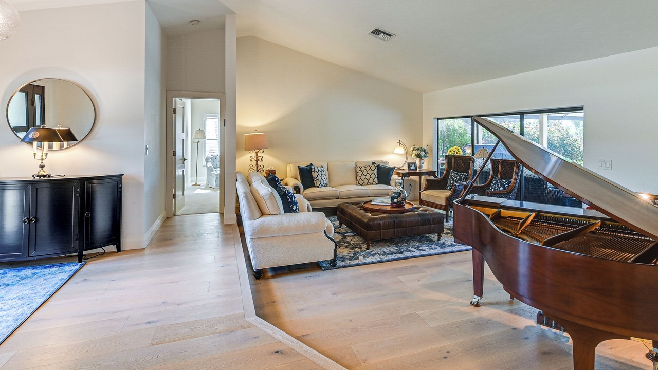 Photo of Livingroom in Imperial Golf Estates