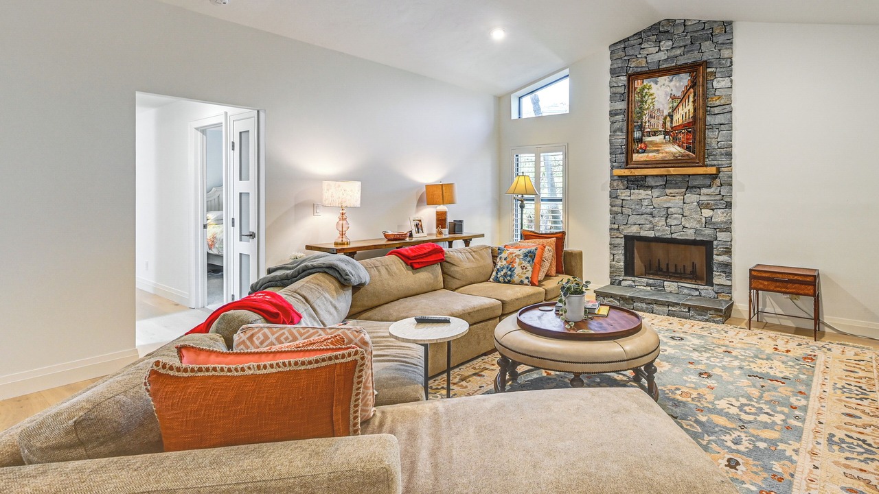 Photo of Livingroom in Imperial Golf Estates