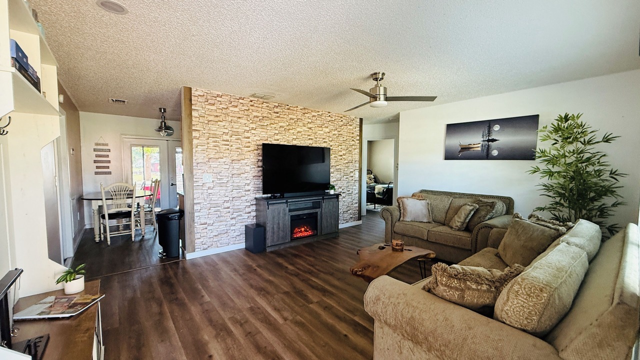 Photo of Livingroom in Sylvan Shores