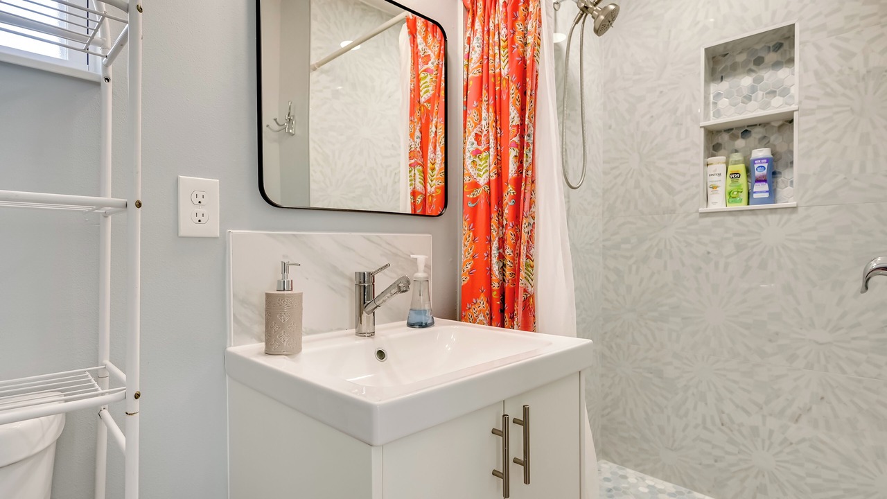 Photo of Bathroom in Carver City - Lincoln Gardens