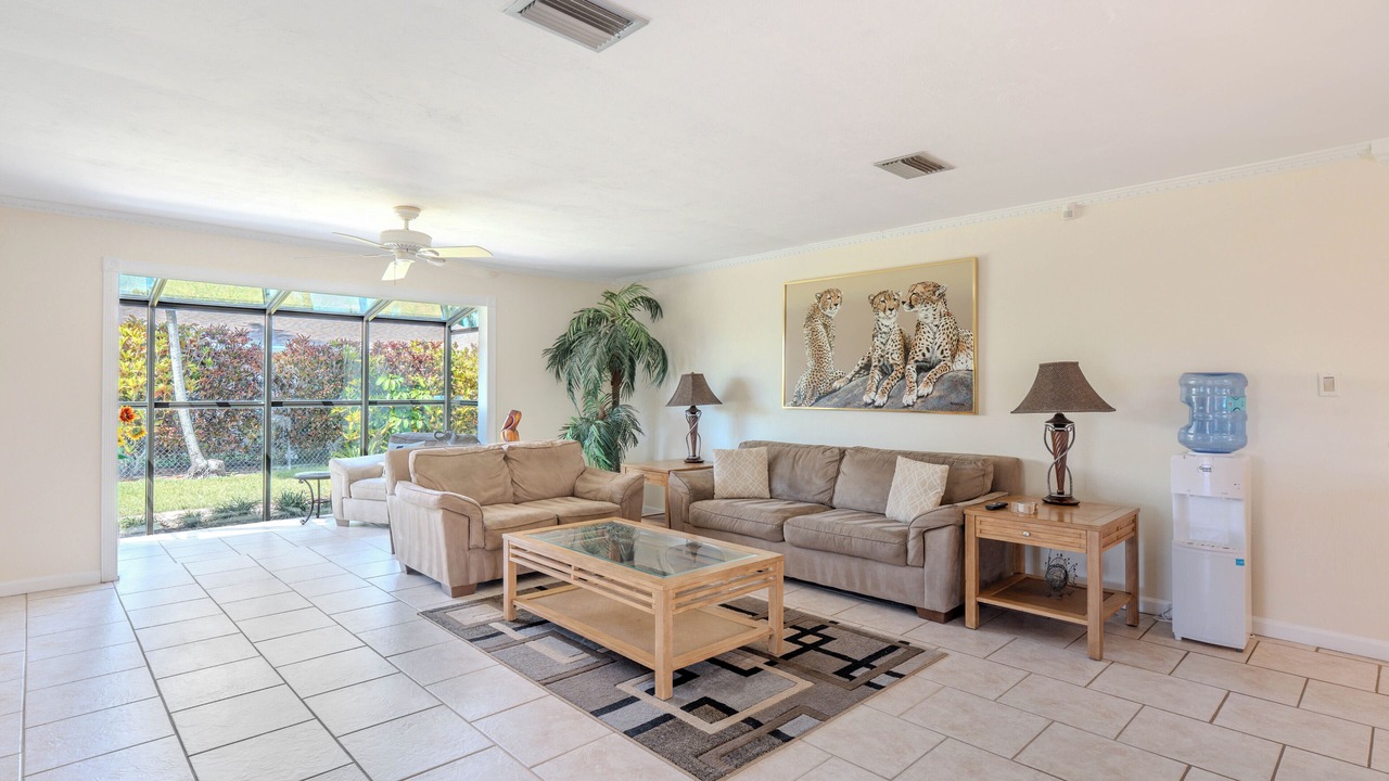 Photo of Livingroom in Town and River