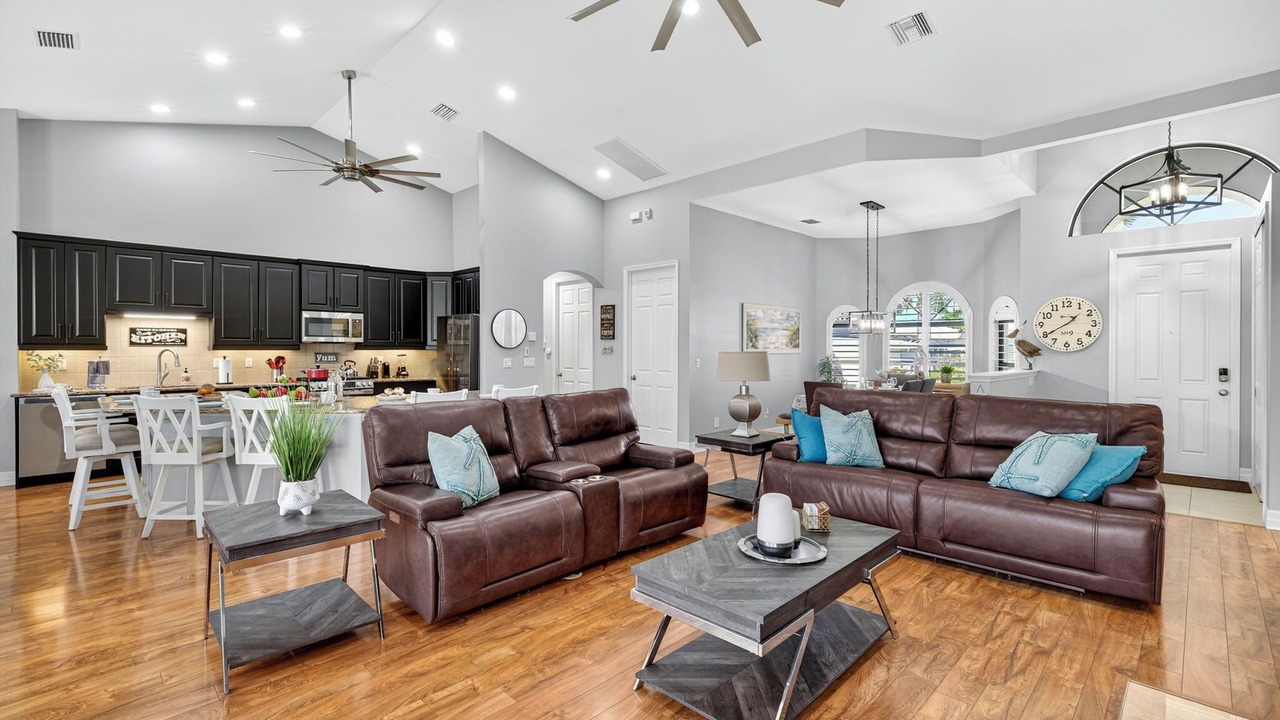 Photo of Livingroom in Yacht Club
