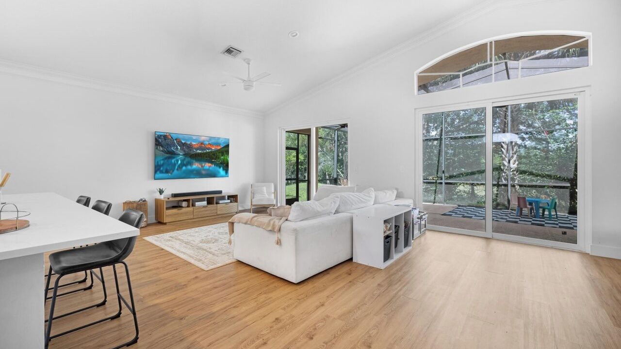 Photo of Livingroom in Hunt Club