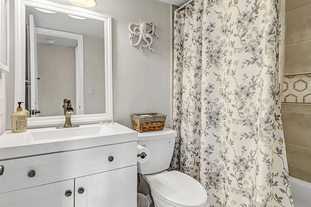 Photo of Bathroom in Golden Gate