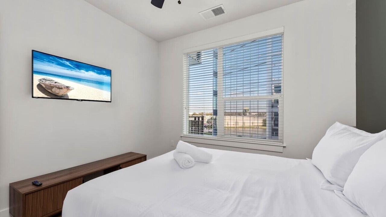 Photo of Bedroom in Carver City - Lincoln Gardens