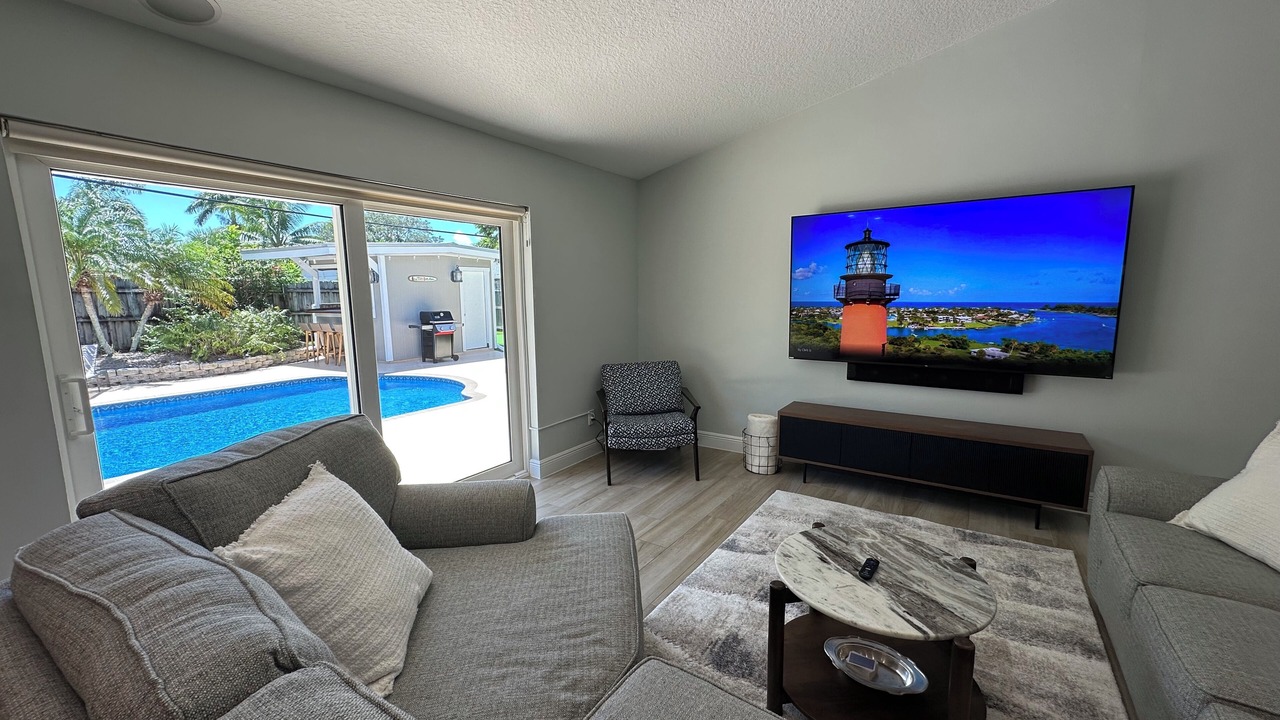 Photo of Livingroom in Eastview Manor