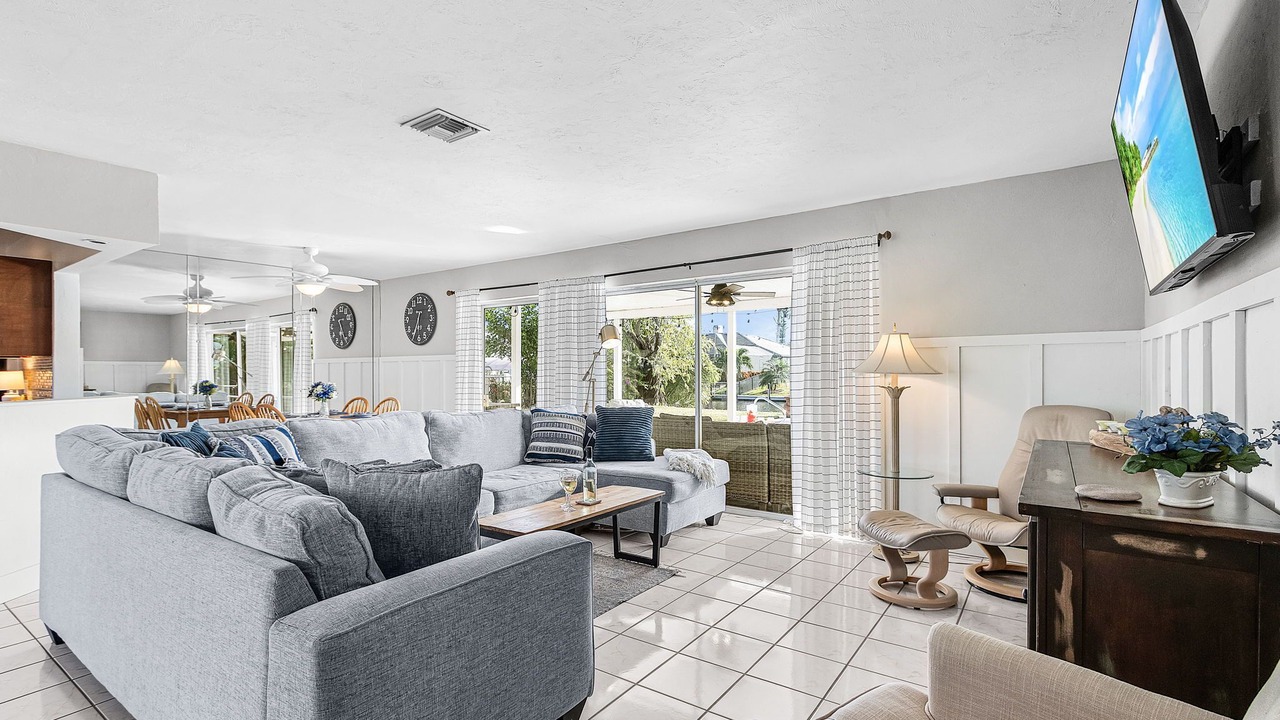 Photo of Livingroom in Yacht Club