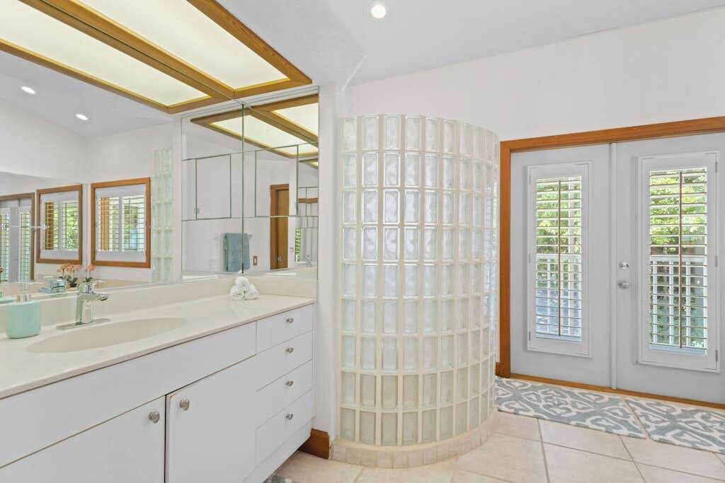 Photo of Bathroom in Bayshore Gardens