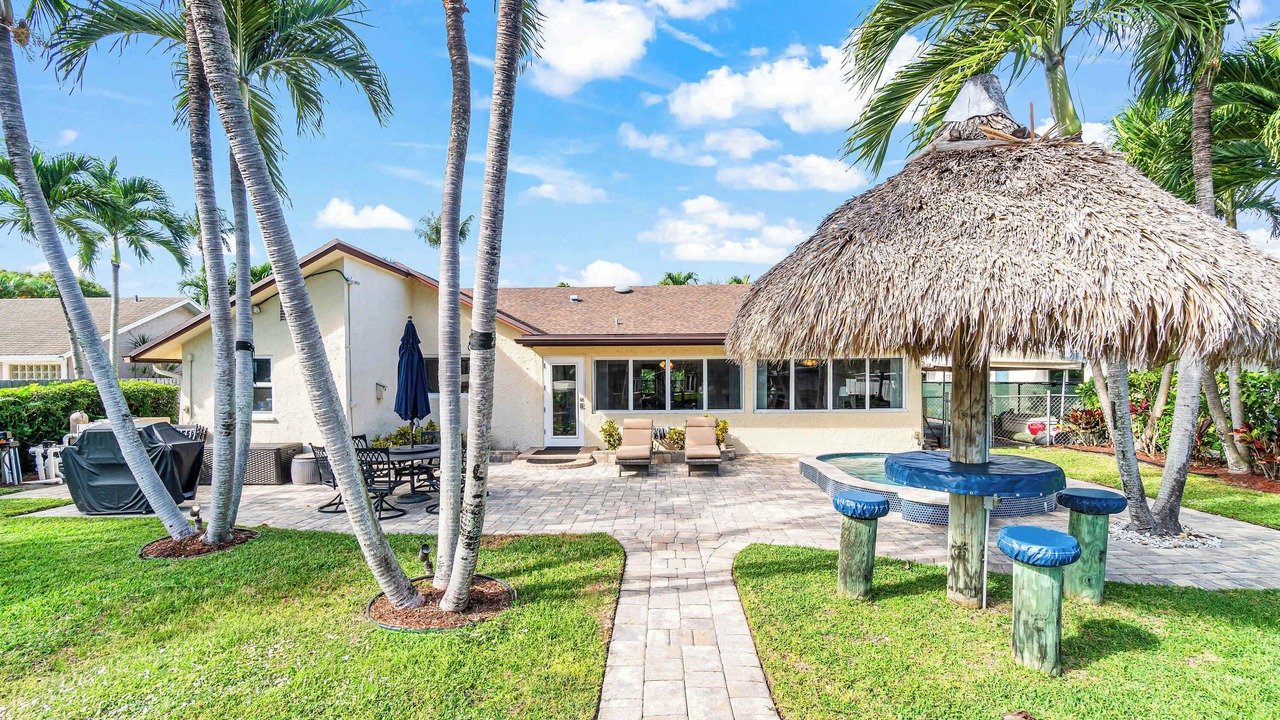 Photo of Patio Balcony in Tropic Palms