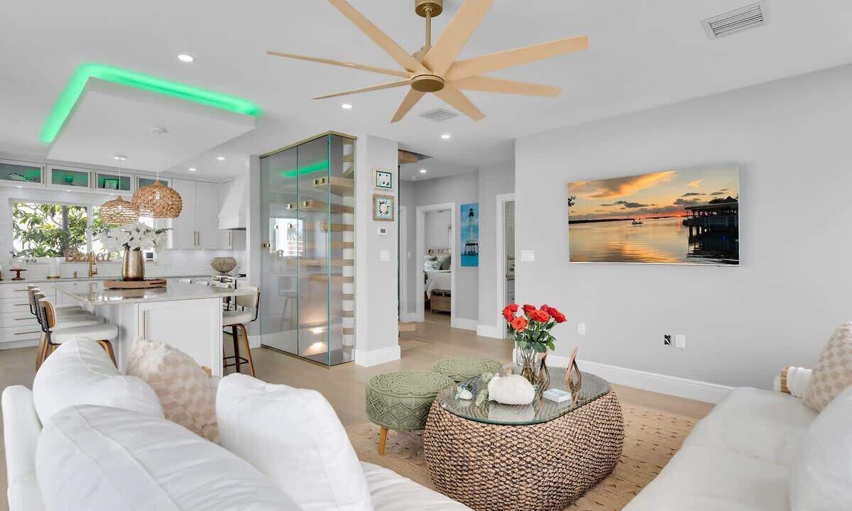 Photo of Livingroom in Venetian Shores