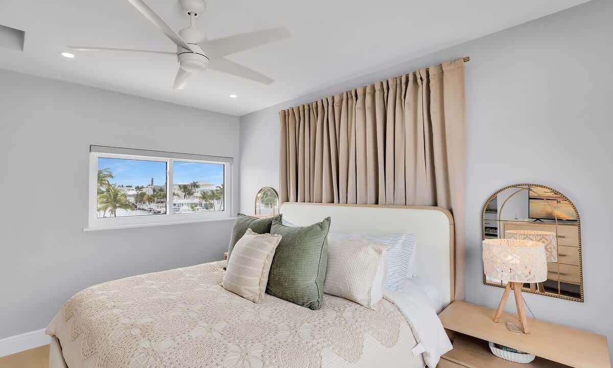 Photo of Bedroom in Venetian Shores