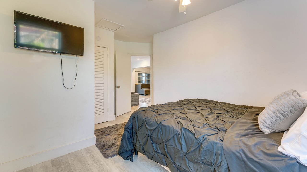 Photo of Bedroom in North Central Hollywood