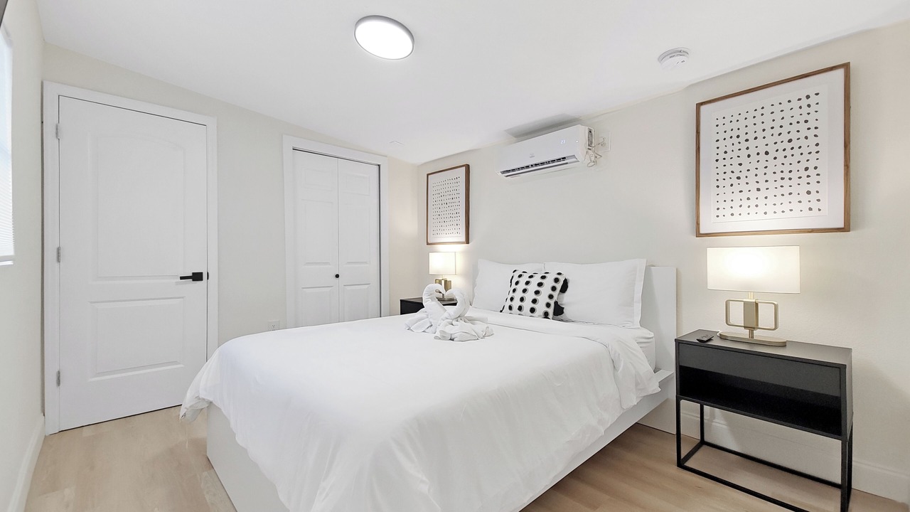Photo of Bedroom in Town N County Park