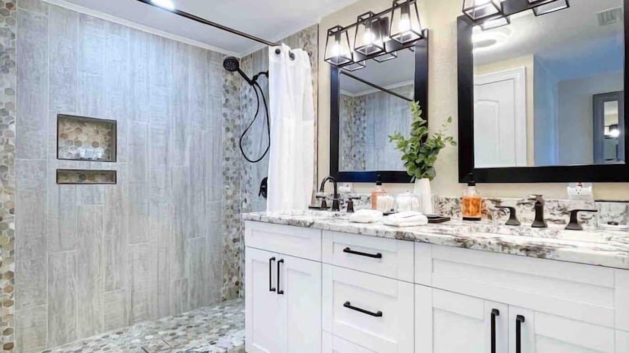 Photo of Bathroom in Lake Magdalene