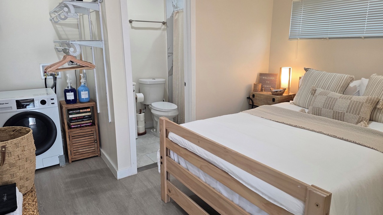 Photo of Bedroom in Carver City - Lincoln Gardens