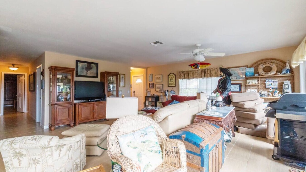 Photo of Livingroom in Ambersand Beach