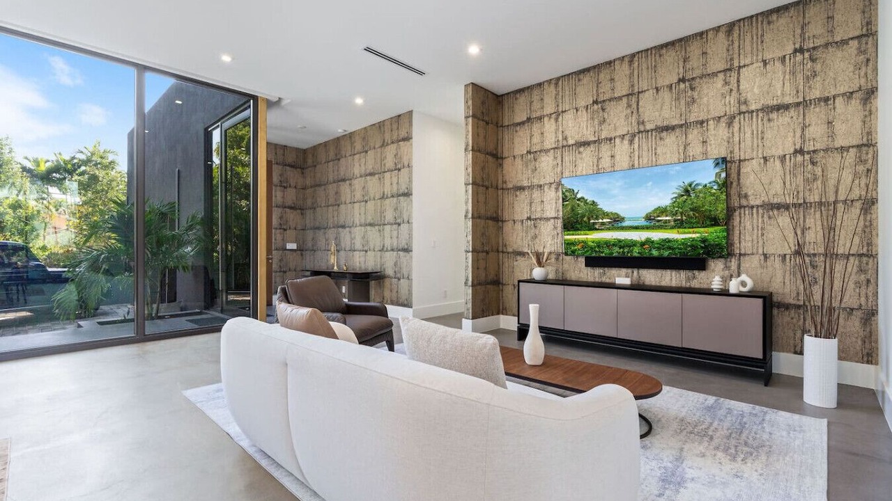Photo of Livingroom in Northeast Miami