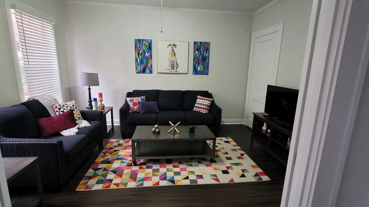 Photo of Livingroom in Courier City - Oscawana