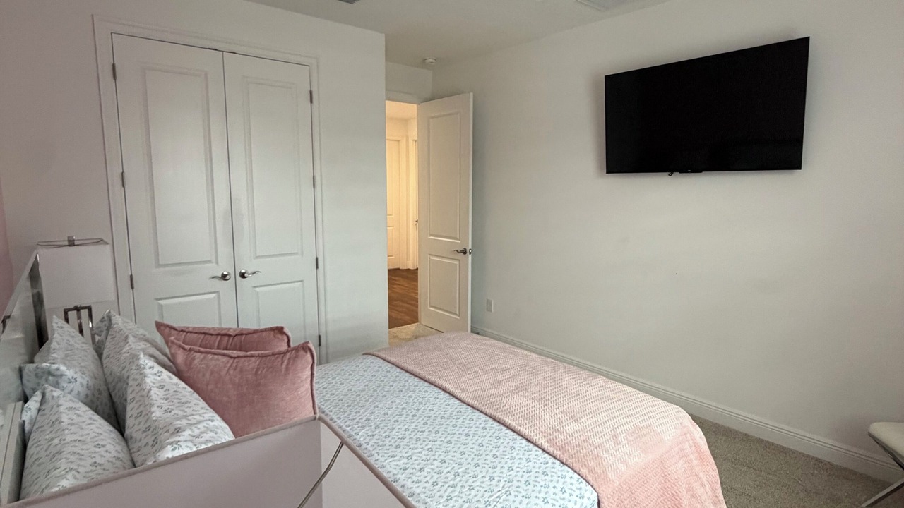 Photo of Bedroom in Town N County Park