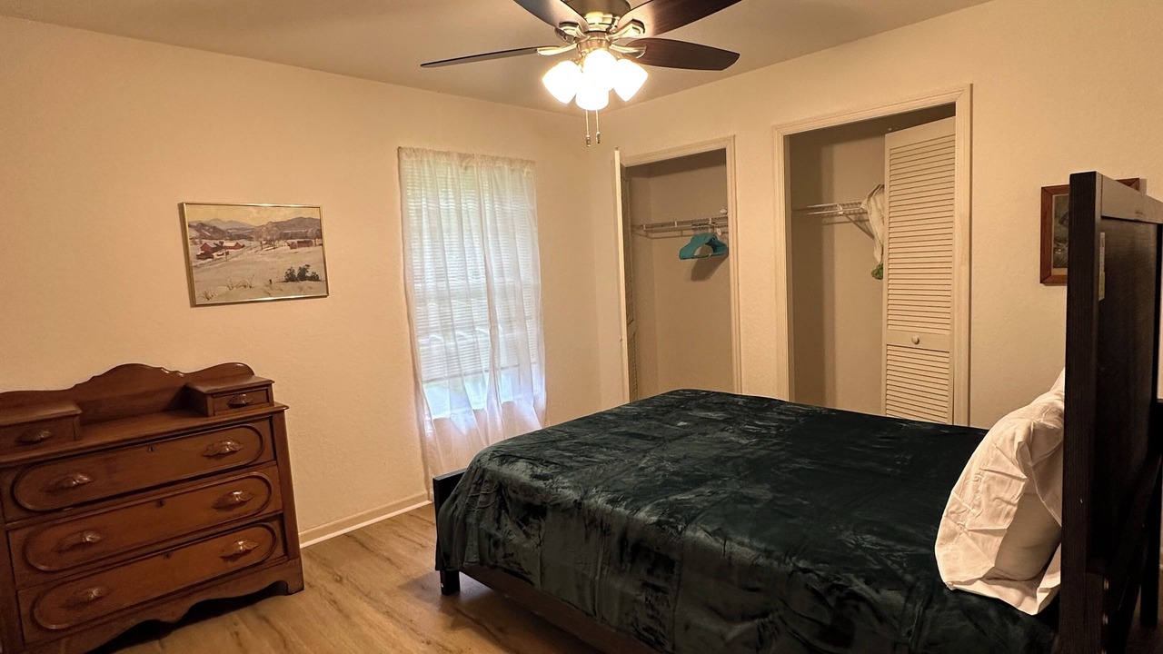 Photo of Bedroom in Greenview Shores
