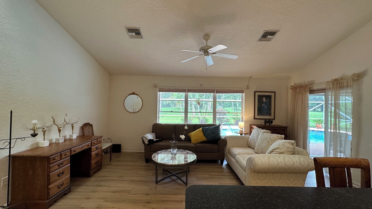 Photo of Livingroom in Greenview Shores