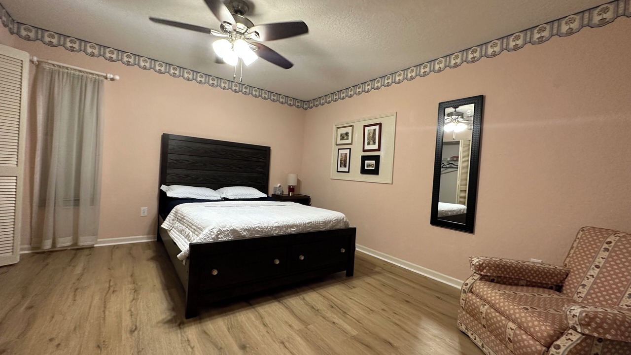Photo of Bedroom in Greenview Shores