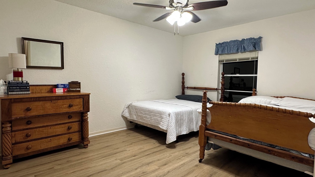 Photo of Bedroom in Greenview Shores