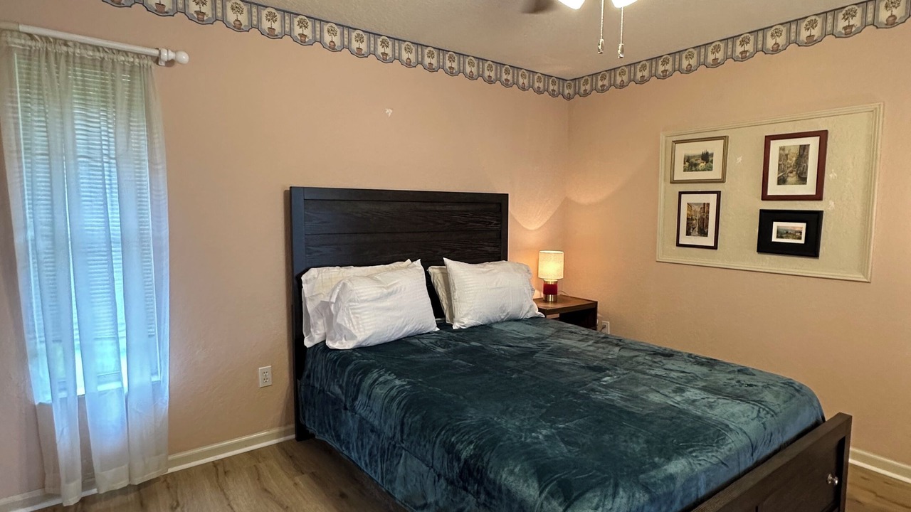 Photo of Bedroom in Greenview Shores