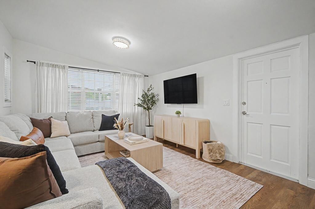 Photo of Livingroom in Town N County Park