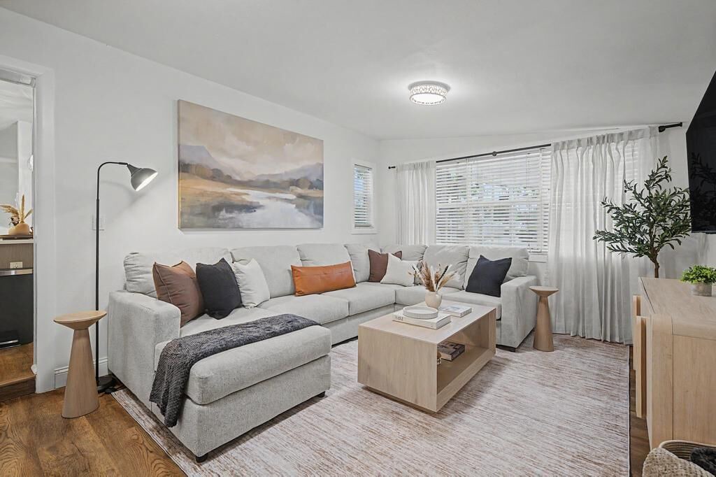 Photo of Livingroom in Town N County Park