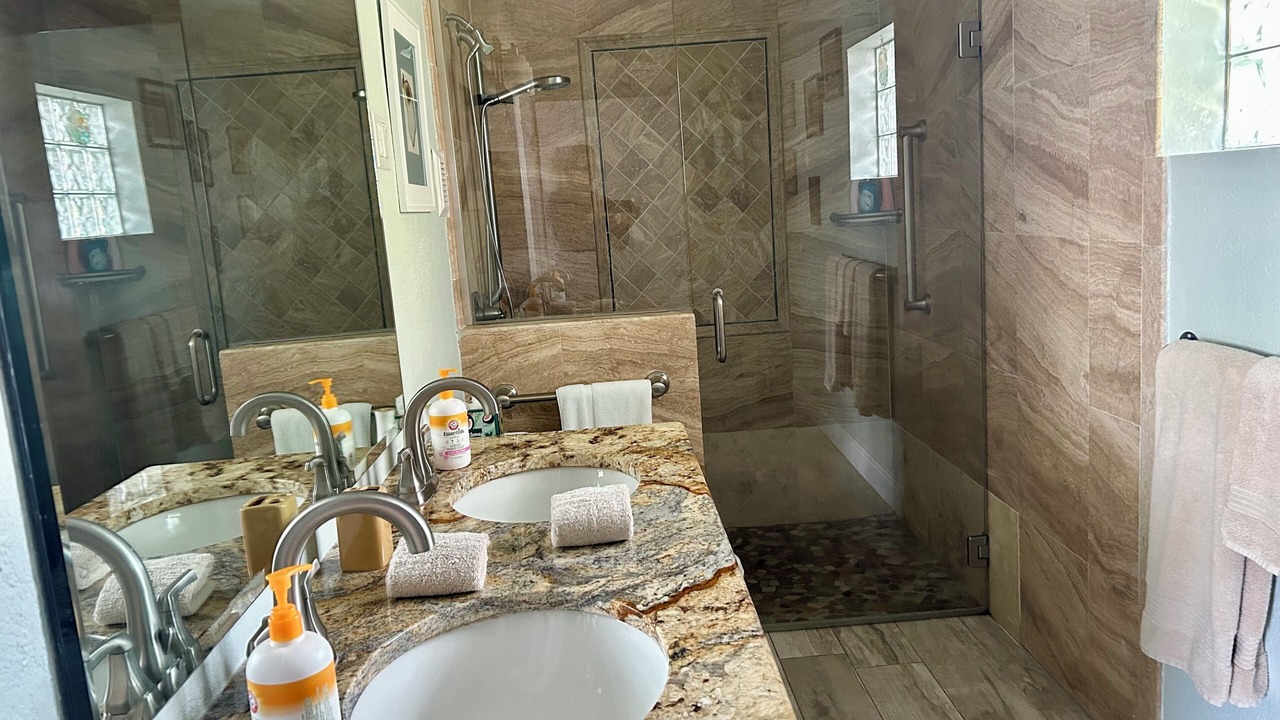 Photo of Bathroom in Largo