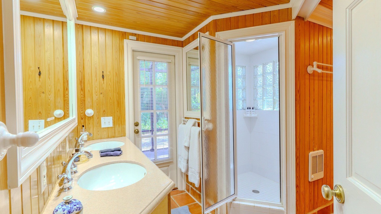 Photo of Bathroom in Indian Beach Sapphire Shores