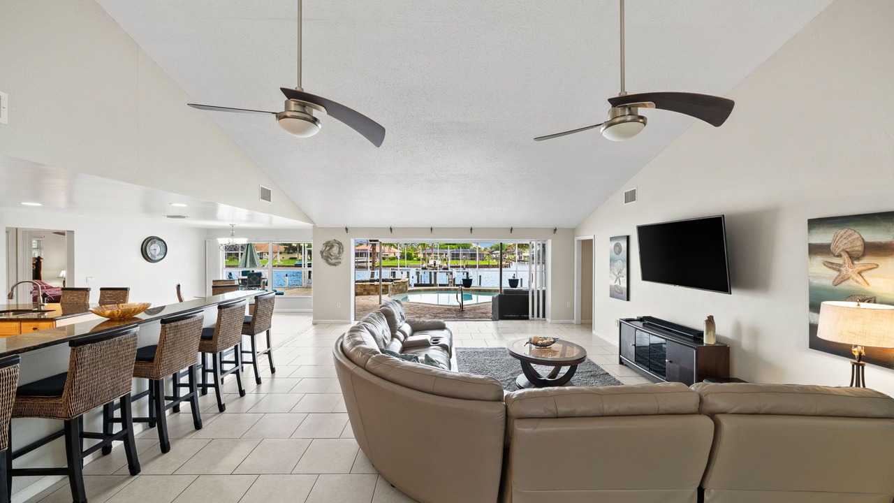 Photo of Livingroom in Yacht Club