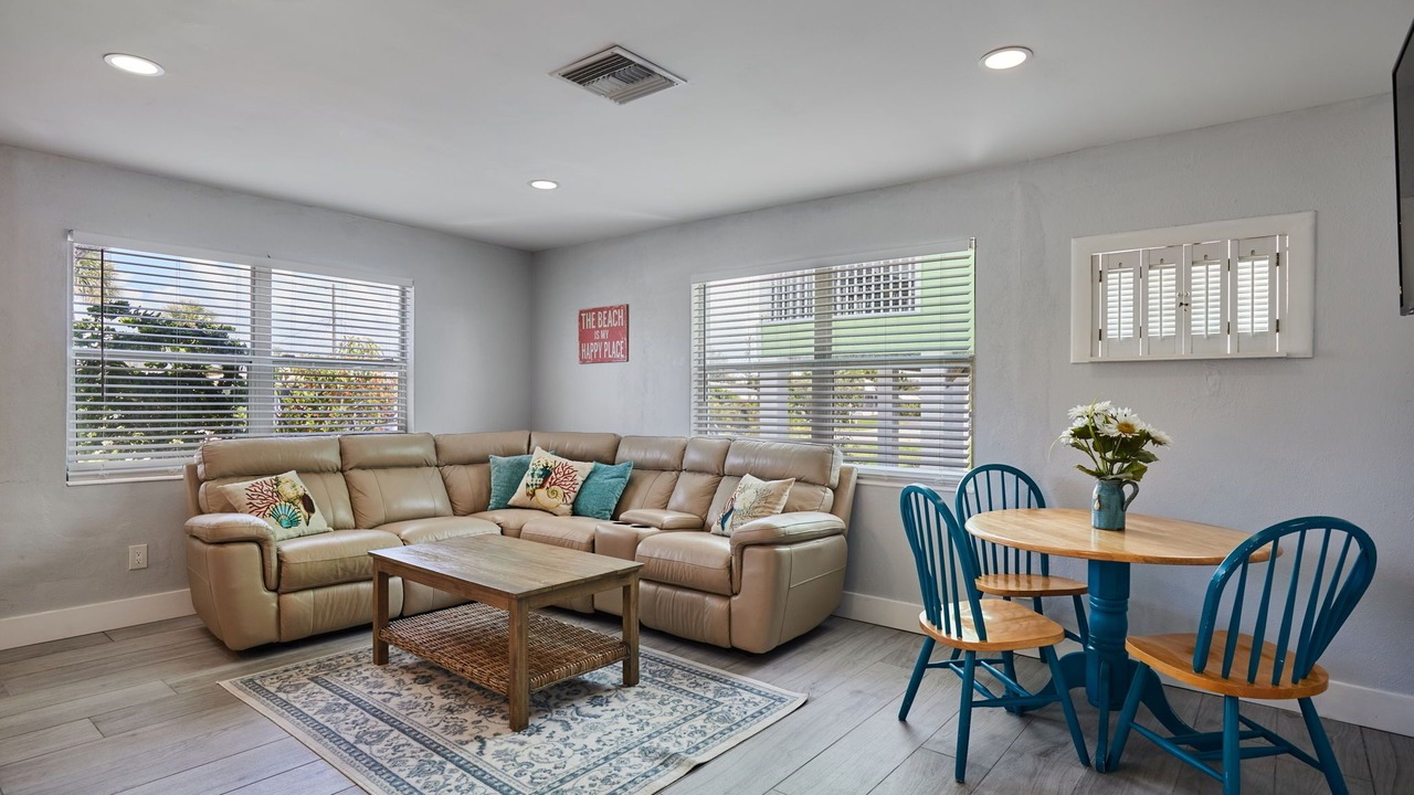 Photo of Livingroom in Mid Island