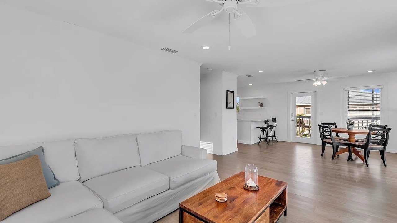 Photo of Livingroom in Venetian Shores