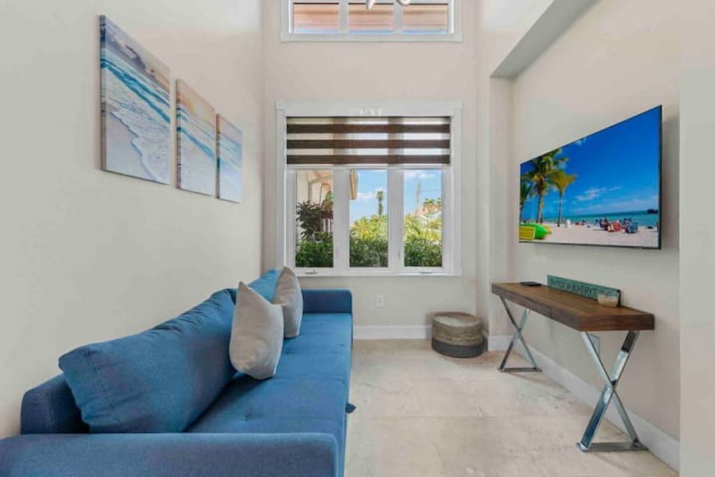 Photo of Livingroom in Yacht Club
