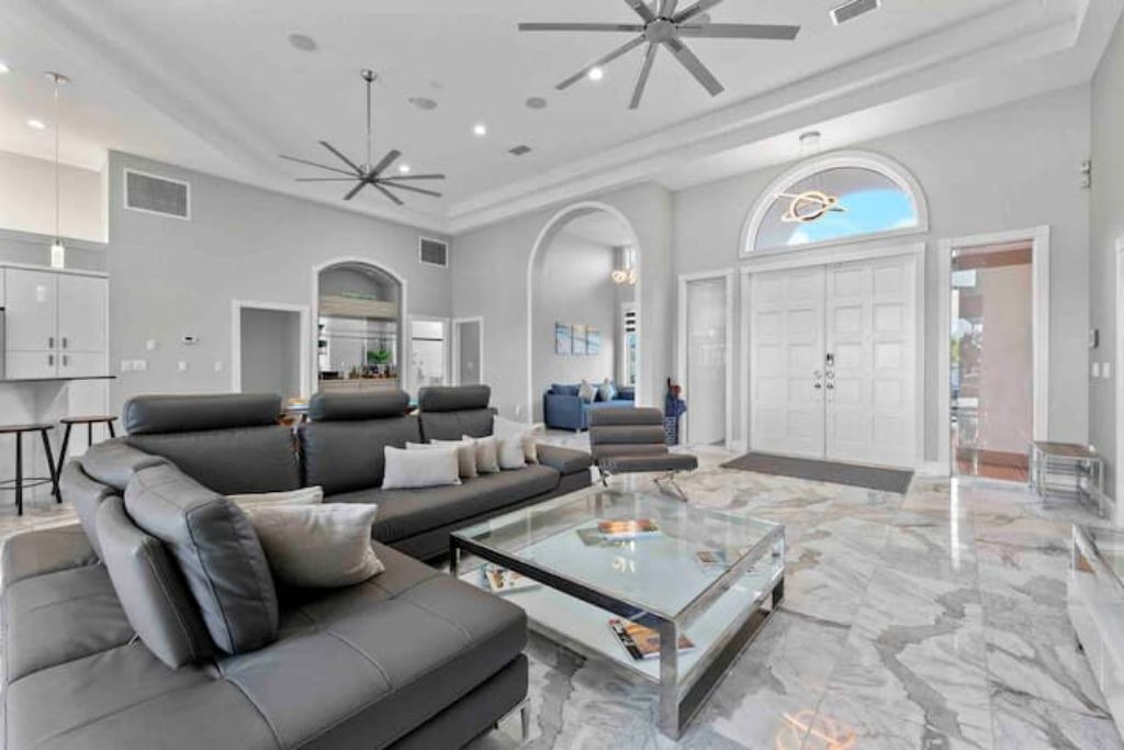 Photo of Livingroom in Yacht Club
