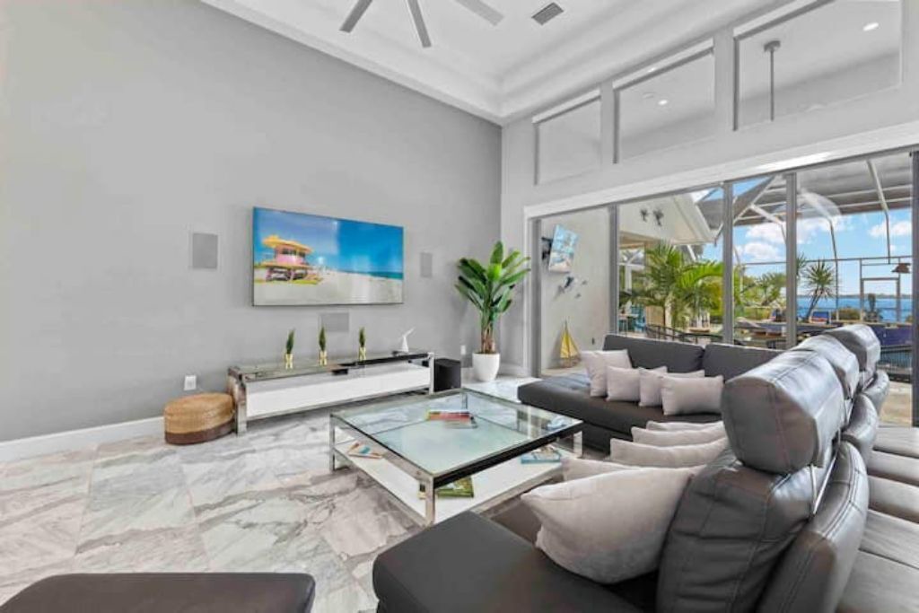 Photo of Livingroom in Yacht Club